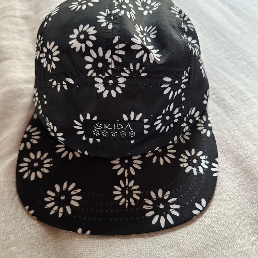 Skida Black and White Floral flat brim cap.